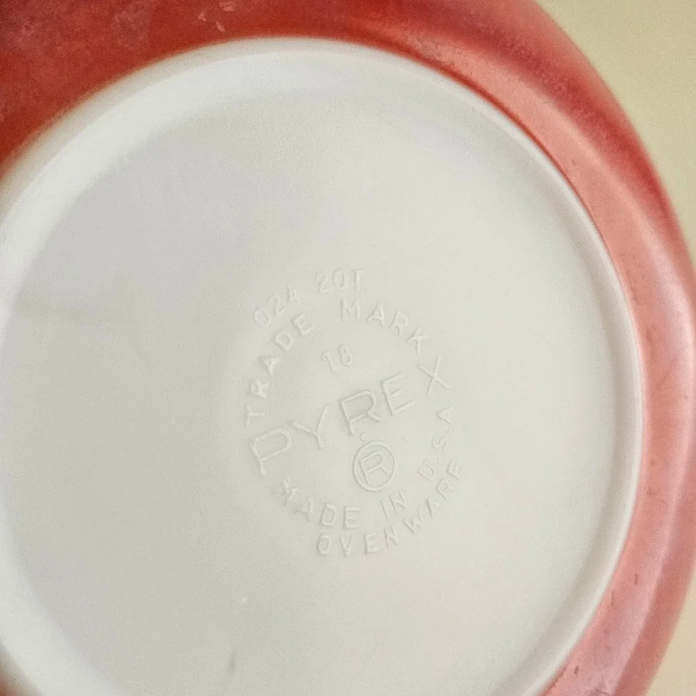 Pyrex vintage round